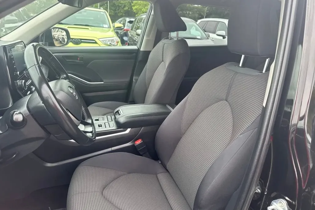 2022 Toyota Highlander LE photo 1