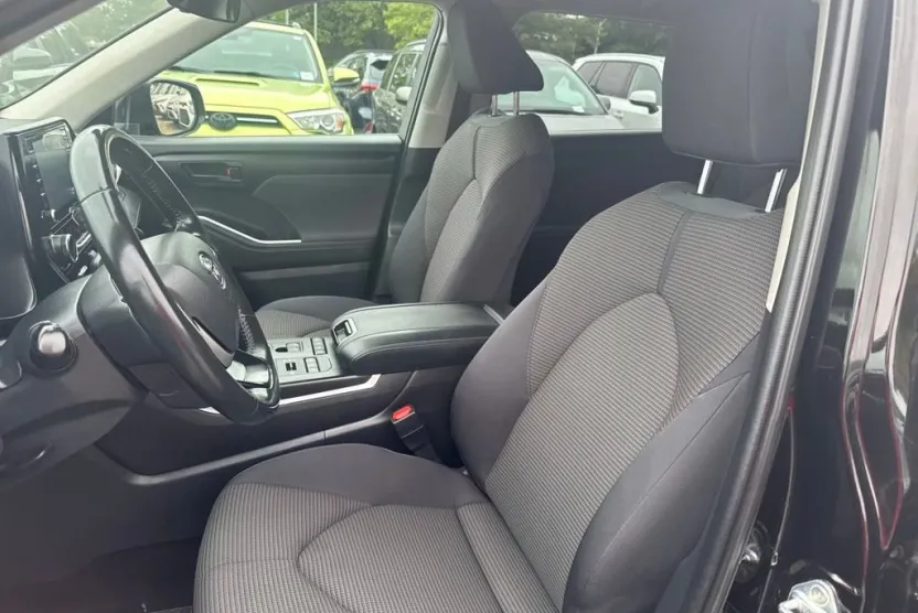 2022 Toyota Highlander LE photo 1