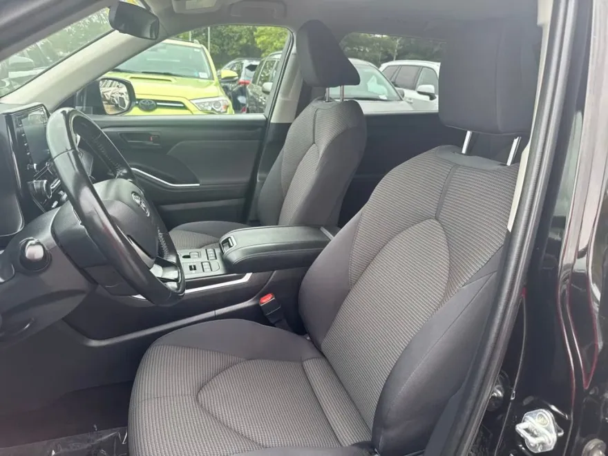 2022 Toyota Highlander LE photo 1