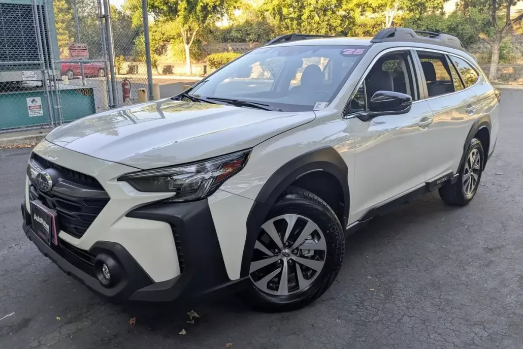 2025 Subaru Outback Premium photo 1
