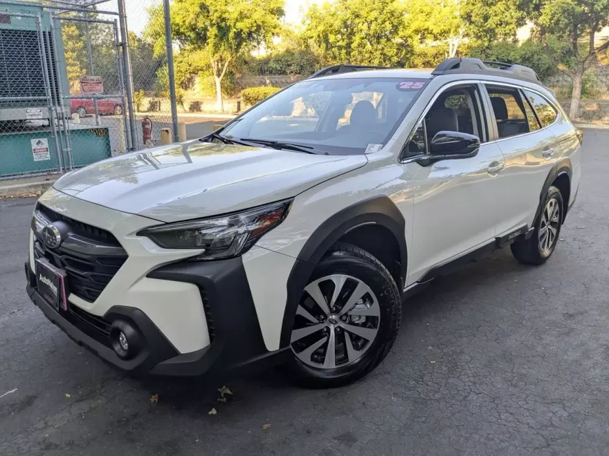 2025 Subaru Outback Premium photo 1