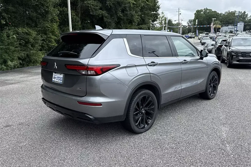 2023 Mitsubishi Outlander SEL photo 1