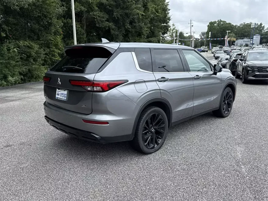 2023 Mitsubishi Outlander SEL photo 1