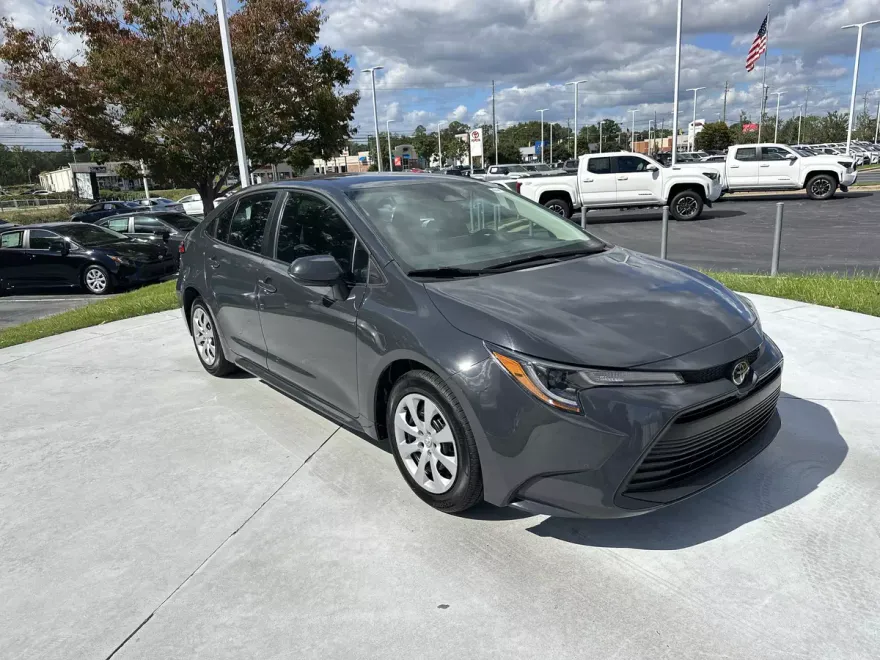 2024 Toyota Corolla LE photo 1