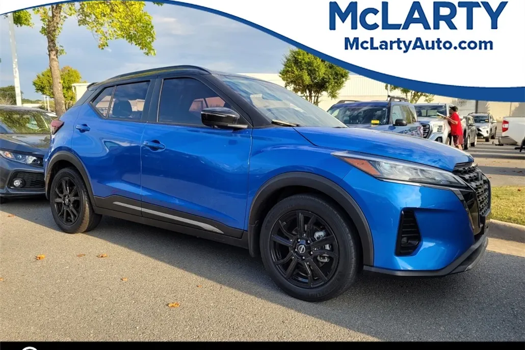 2023 Nissan Kicks SR photo 1