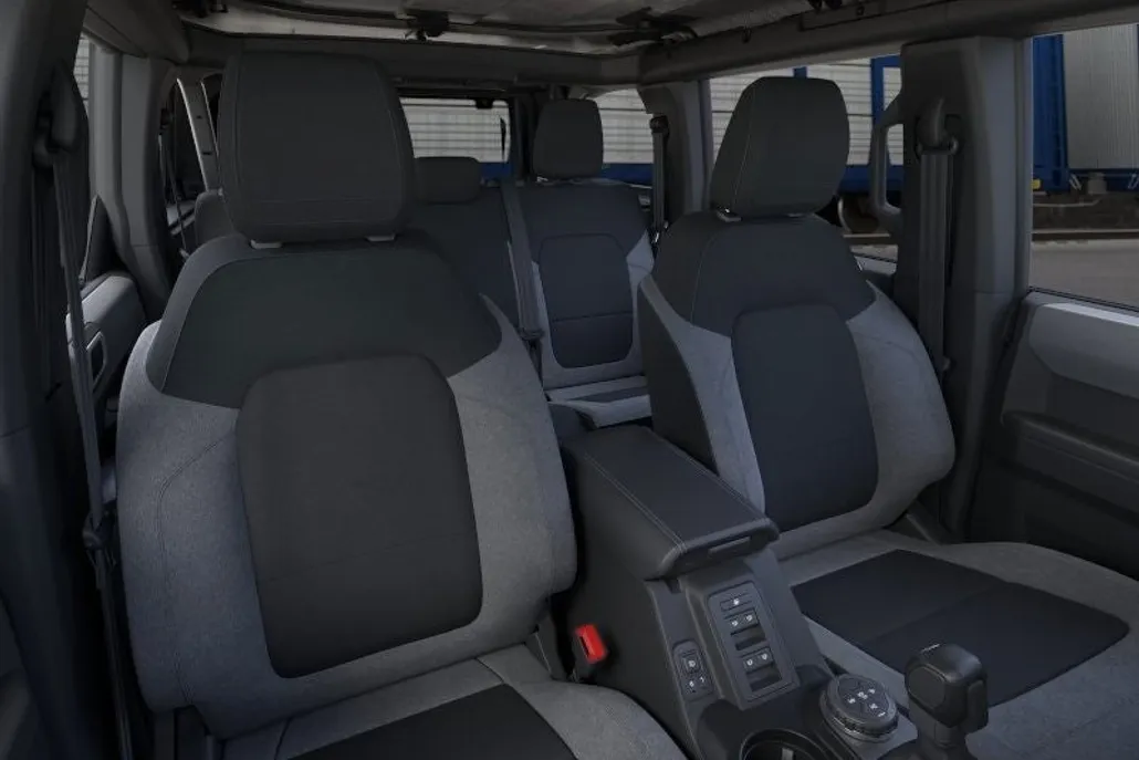 2025 Ford Bronco Base photo 1