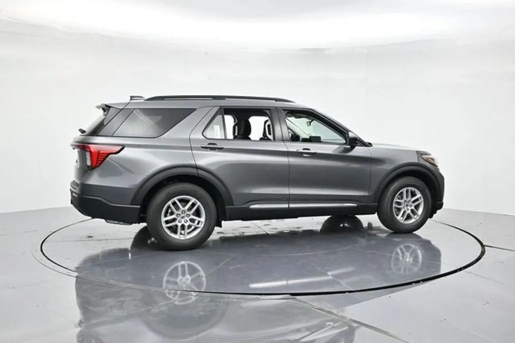 2025 Ford Explorer photo 1