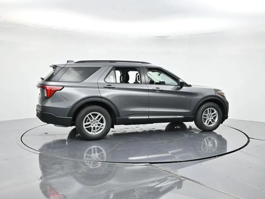 2025 Ford Explorer photo 1