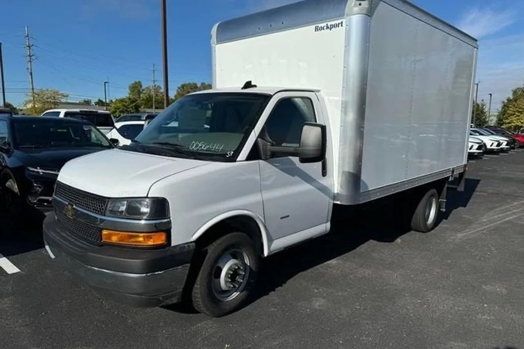 2024 Chevrolet Express Cutaway 3500 photo 1