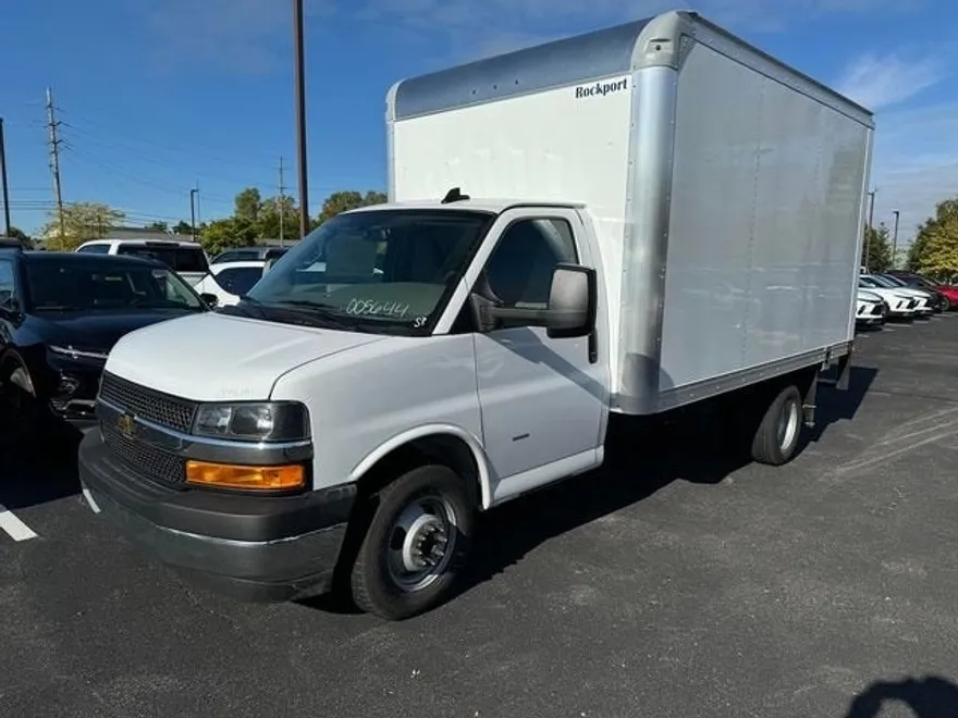 2024 Chevrolet Express Cutaway 3500 photo 1