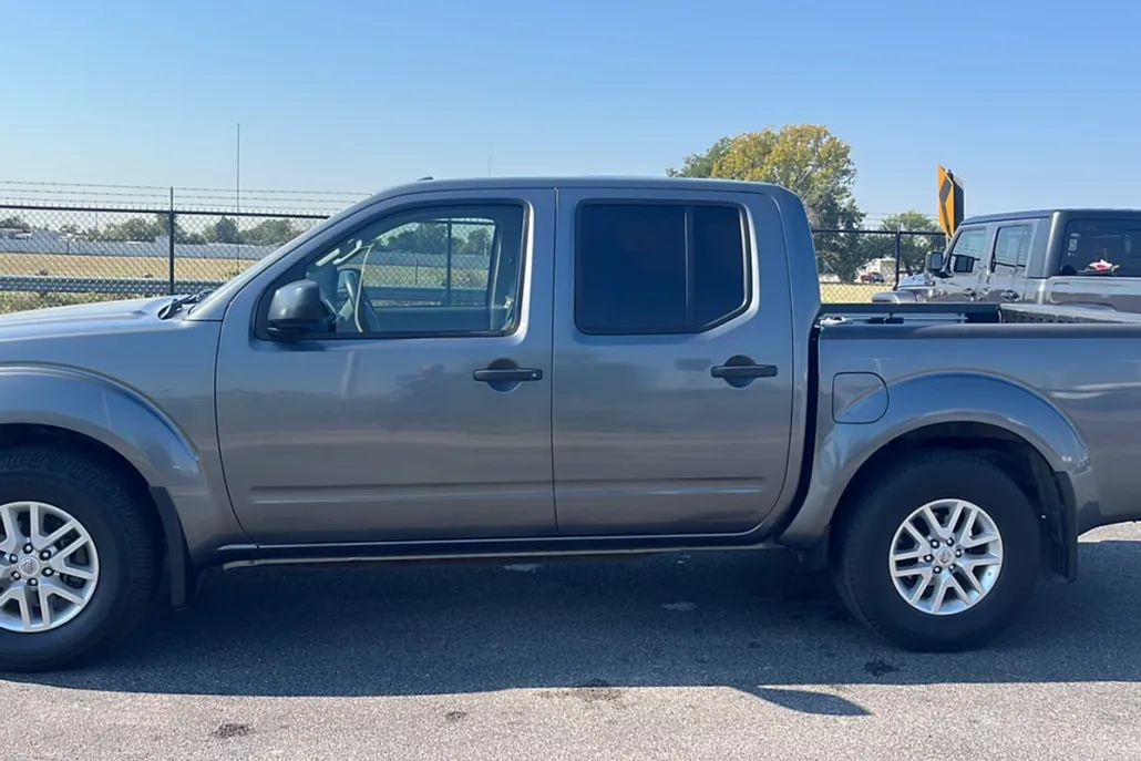2017 Nissan Frontier SV photo 1
