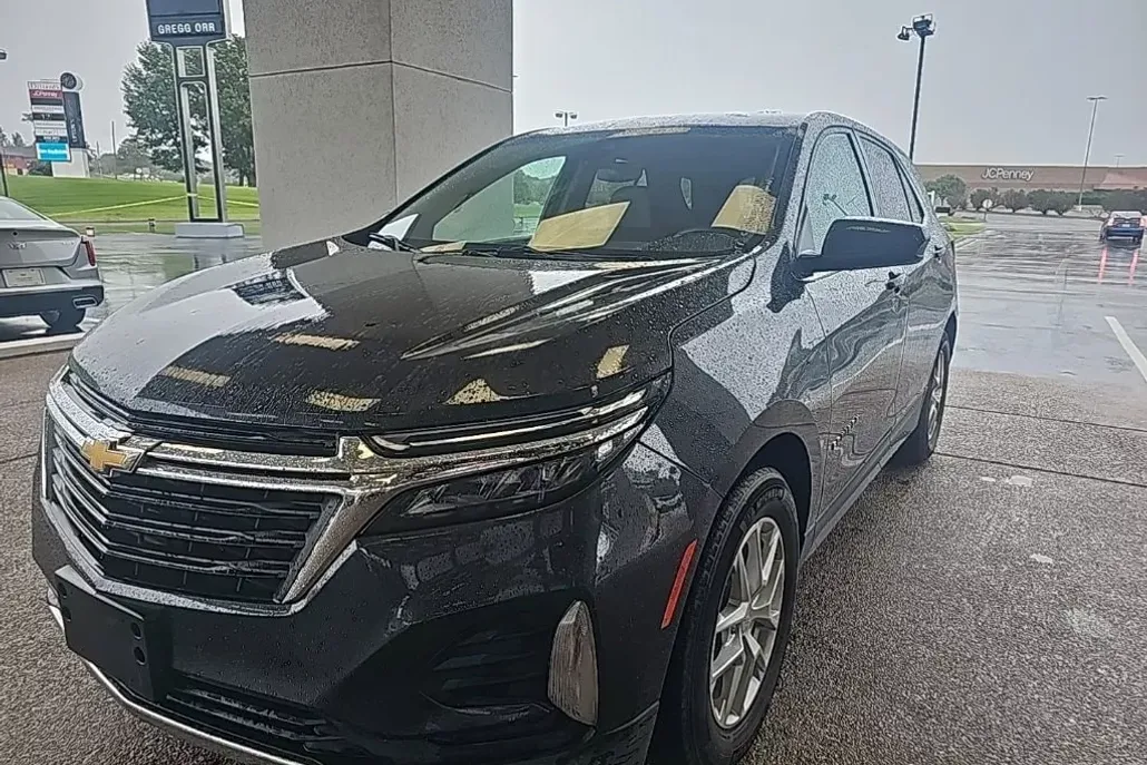 2023 Chevrolet Equinox LT photo 1