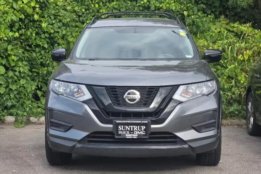 2018 Nissan Rogue SV photo 1
