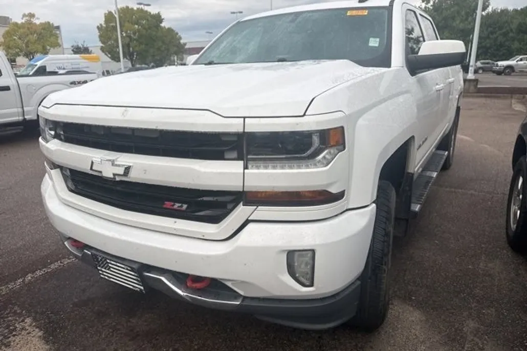 2017 Chevrolet Silverado 1500 LT photo 1