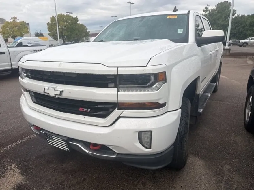 2017 Chevrolet Silverado 1500 LT photo 1