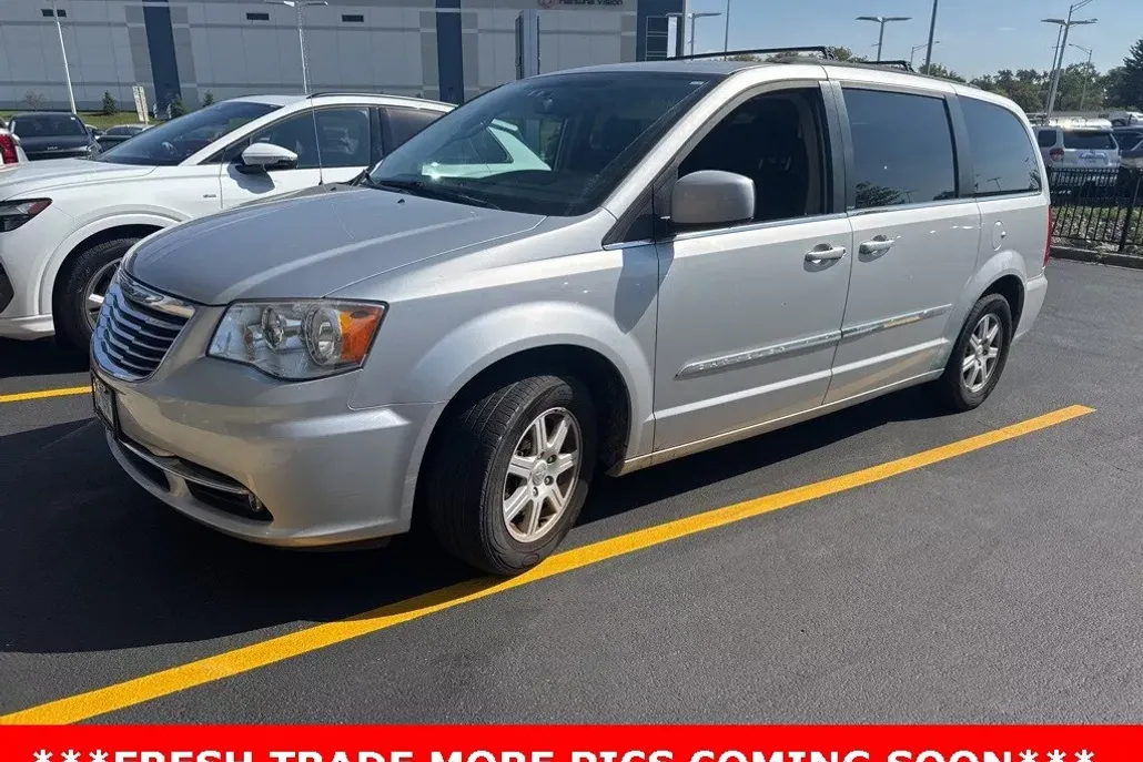 2011 Chrysler Town & Country Touring photo 1