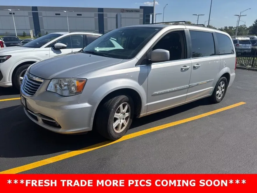 2011 Chrysler Town & Country Touring photo 1