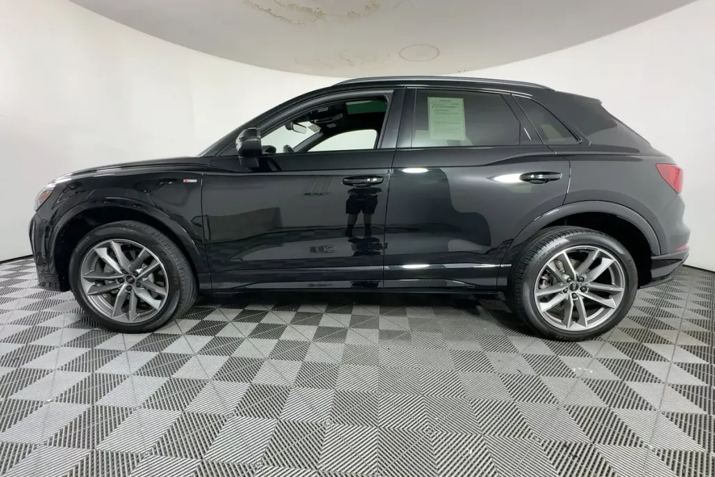 2024 Audi Q3 45 TFSI S line Premium Plus photo 1