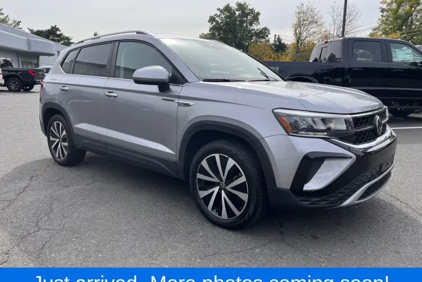 2022 Volkswagen Taos SE photo 1