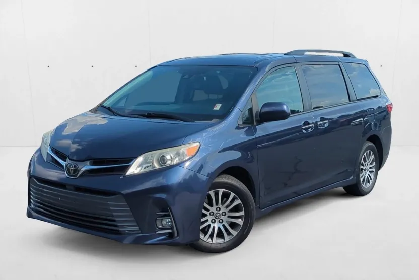 2018 Toyota Sienna XLE photo 1