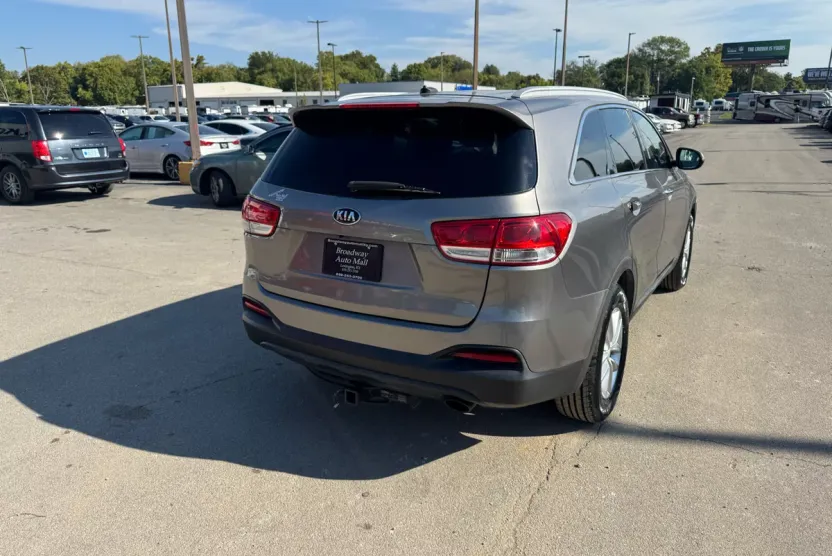2017 Kia Sorento LX V6 photo 1