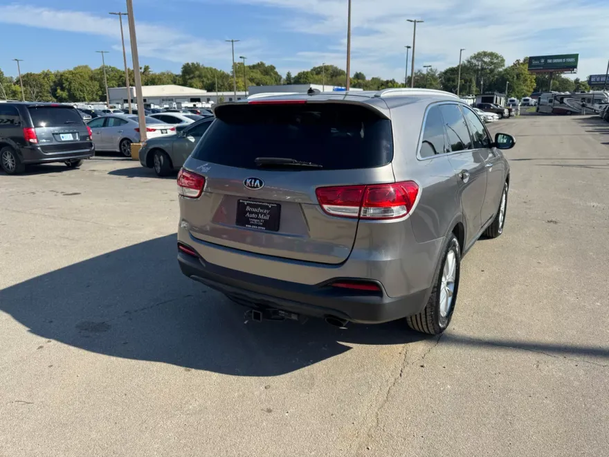 2017 Kia Sorento LX V6 photo 1