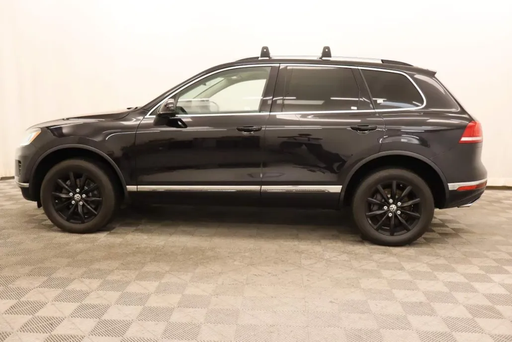 2017 Volkswagen Touareg V6 Sport photo 1