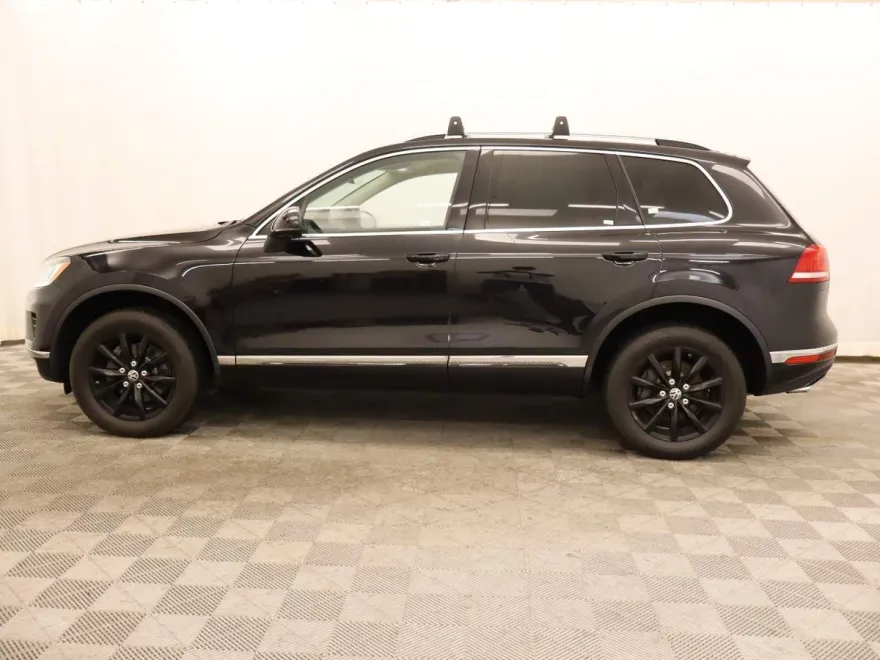 2017 Volkswagen Touareg V6 Sport photo 1