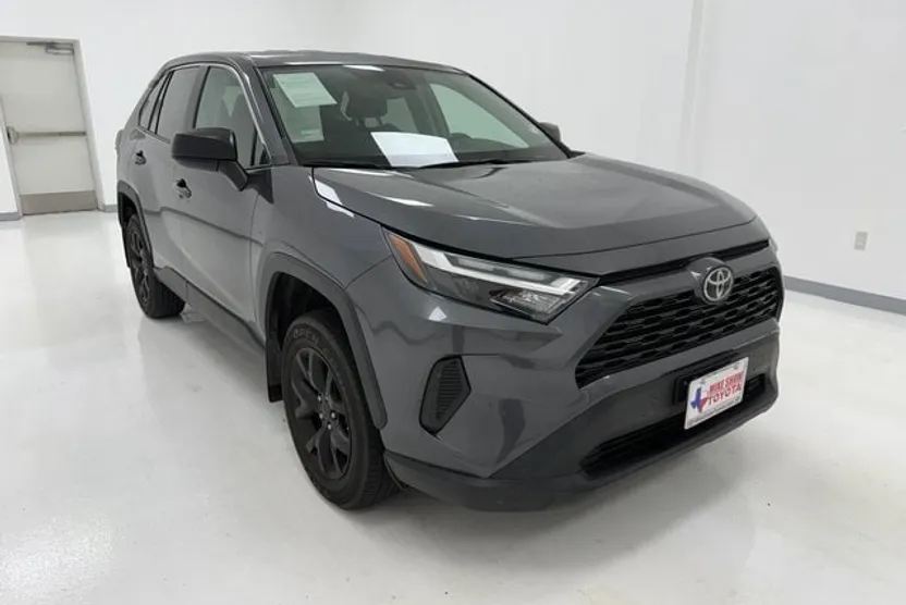 2023 Toyota RAV4 LE photo 1