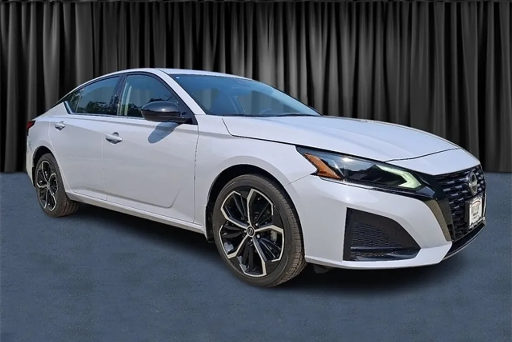 2025 Nissan Altima 2.5 SR photo 1