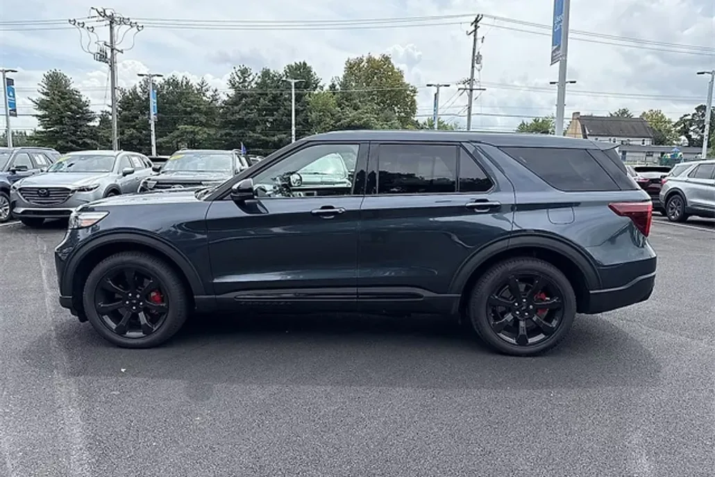 2022 Ford Explorer ST photo 1