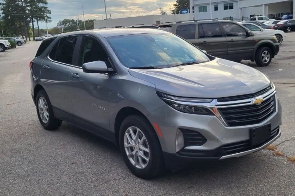 2024 Chevrolet Equinox LT photo 1