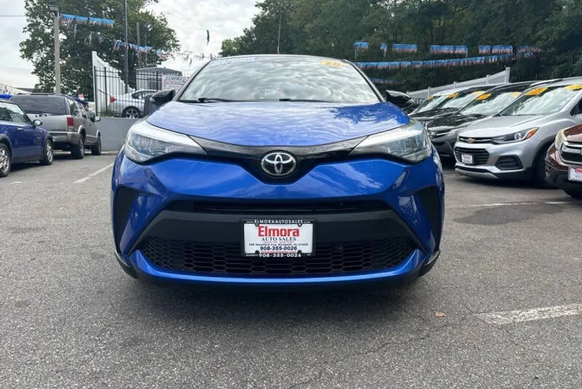 2020 Toyota C-HR LE photo 1