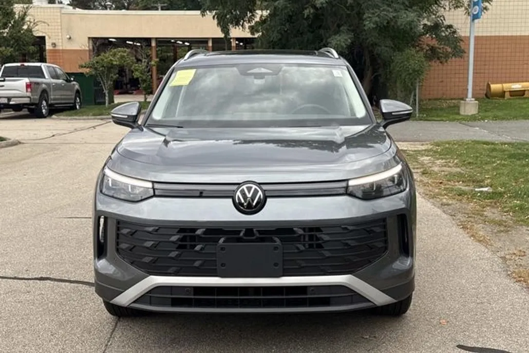 2025 Volkswagen Tiguan SE photo 1