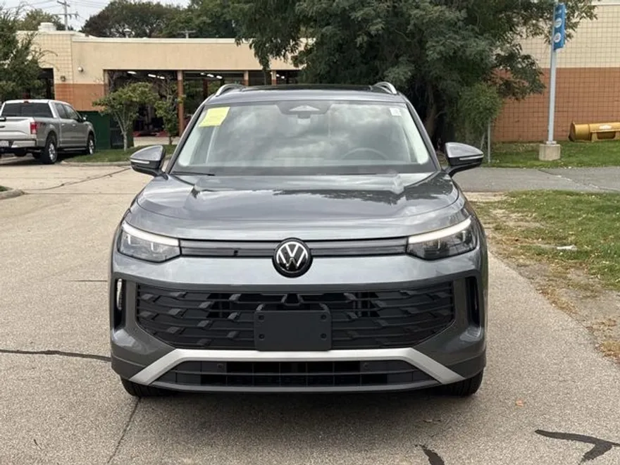 2025 Volkswagen Tiguan SE photo 1