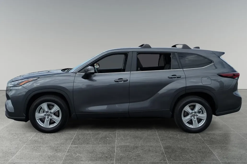 2024 Toyota Highlander LE photo 1