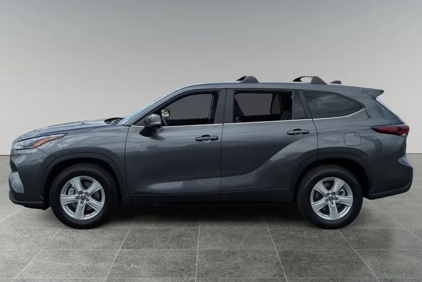 2024 Toyota Highlander LE photo 1