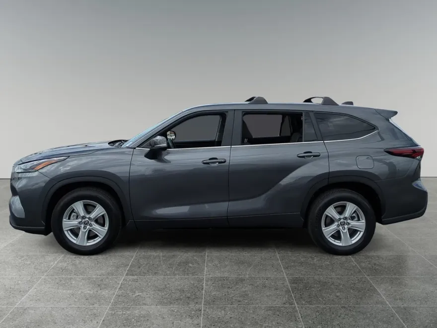 2024 Toyota Highlander LE photo 1