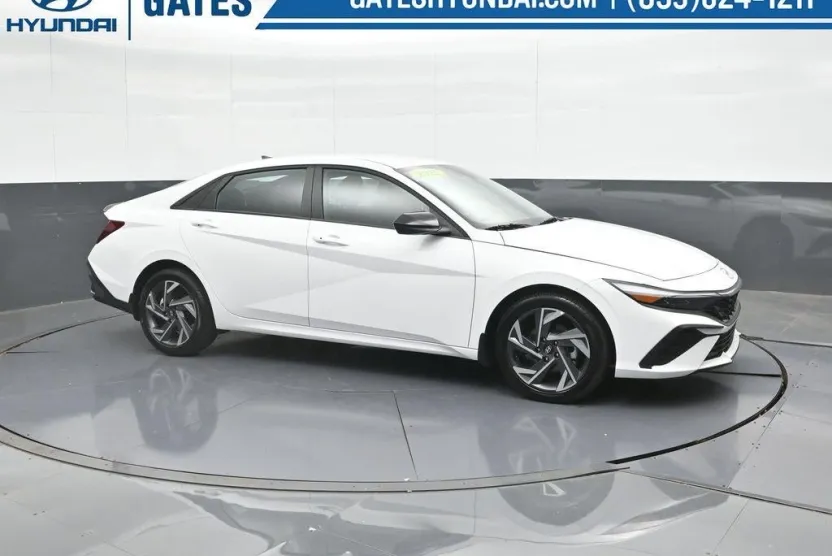2025 Hyundai Elantra SEL Sport photo 1