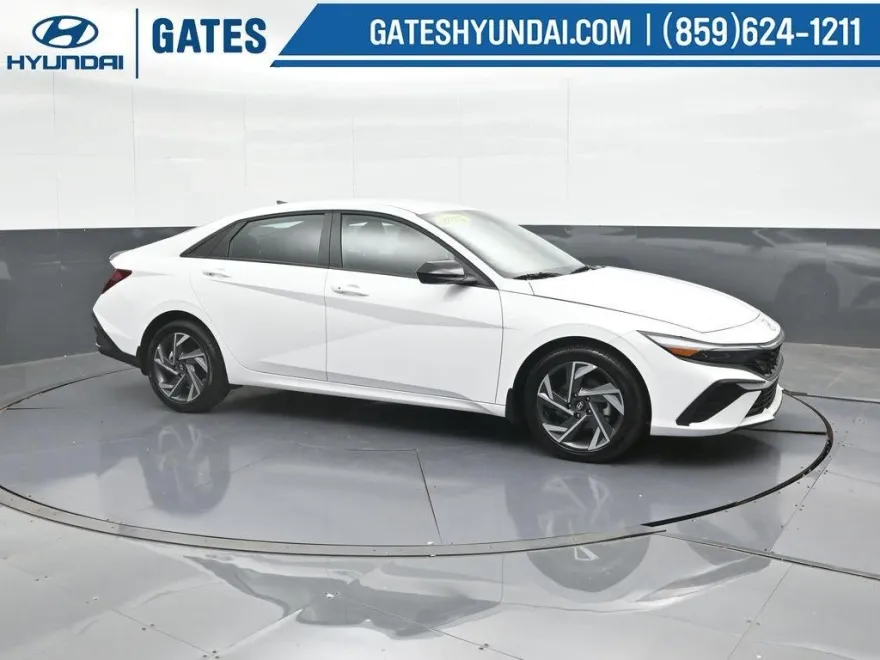 2025 Hyundai Elantra SEL Sport photo 1