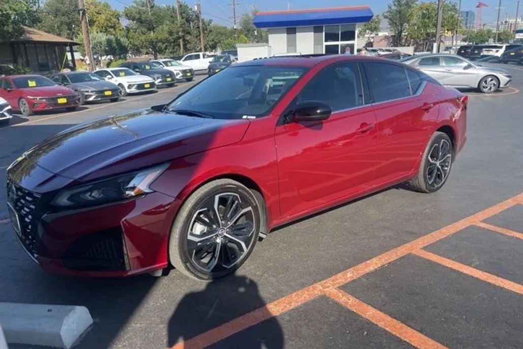2024 Nissan Altima 2.5 SR photo 1