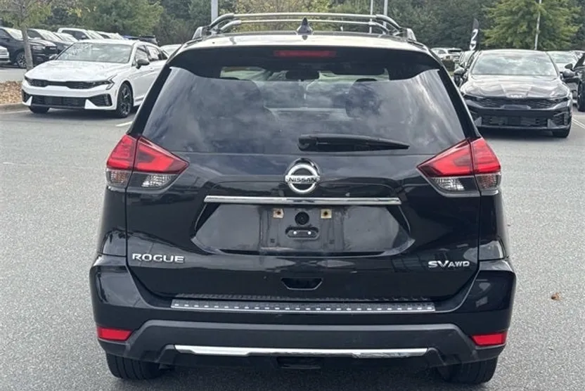 2017 Nissan Rogue SV photo 1
