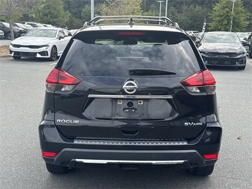 2017 Nissan Rogue SV photo 1