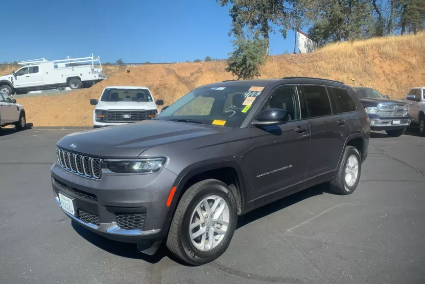 2022 Jeep Grand Cherokee Laredo photo 1