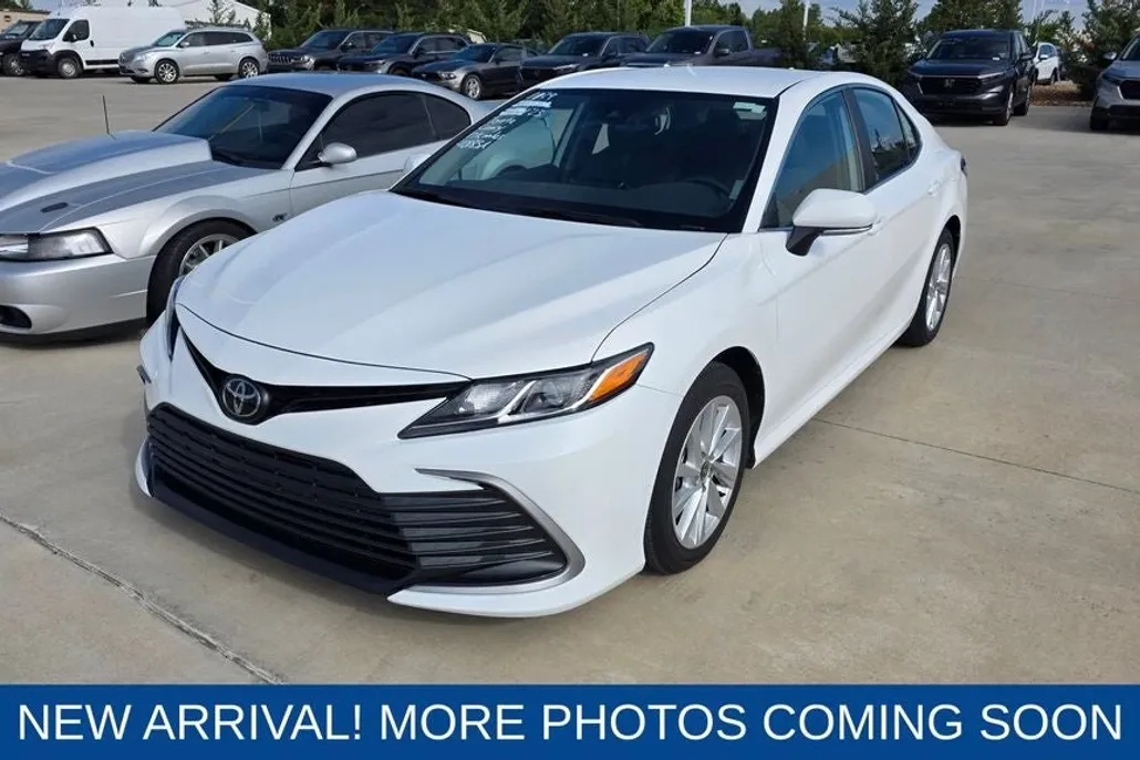 2023 Toyota Camry LE photo 1
