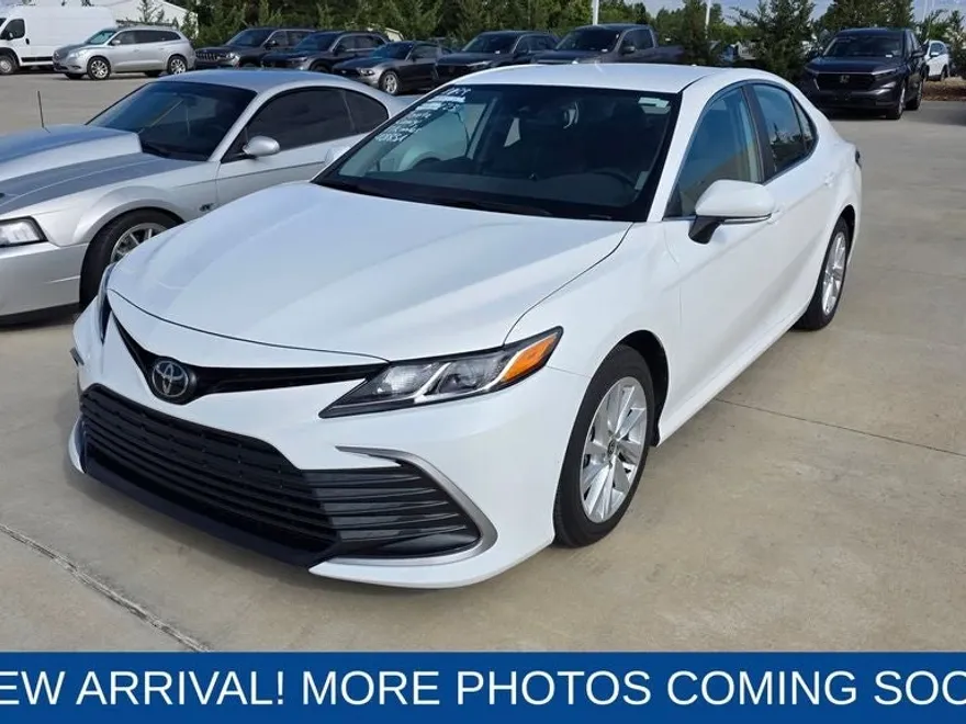 2023 Toyota Camry LE photo 1