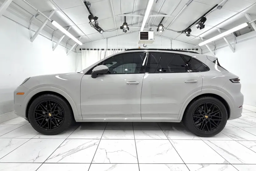 2024 Porsche Cayenne Base photo 1