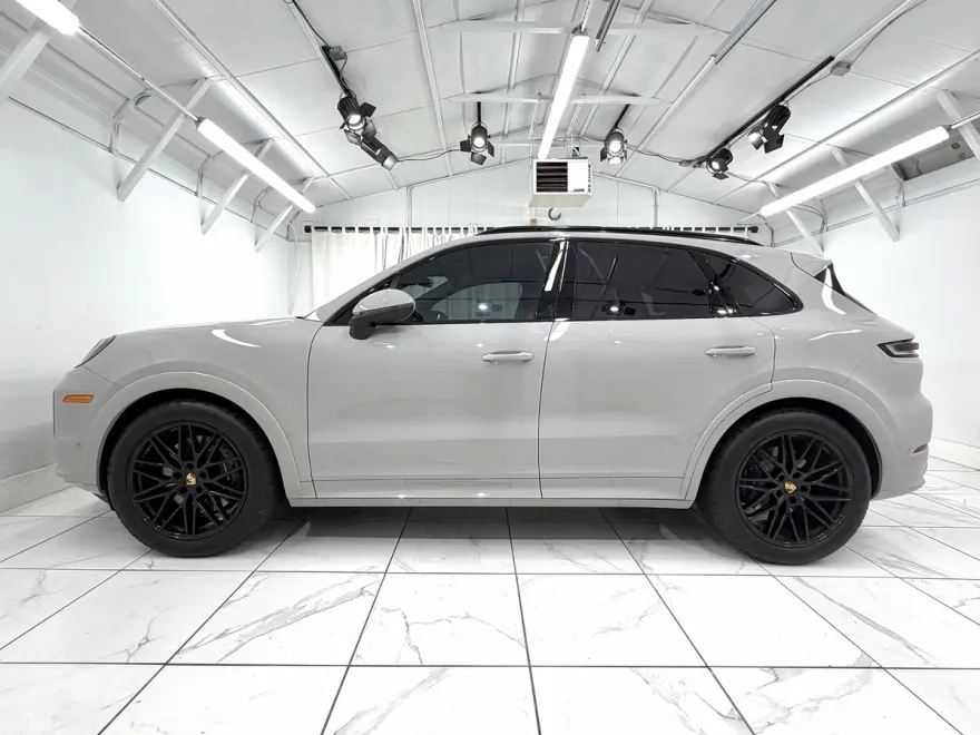 2024 Porsche Cayenne Base photo 1