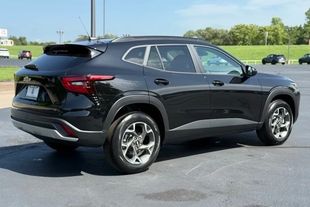 2025 Chevrolet Trax LT photo 1