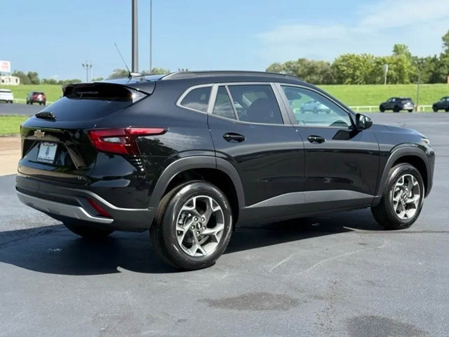 2025 Chevrolet Trax LT photo 1